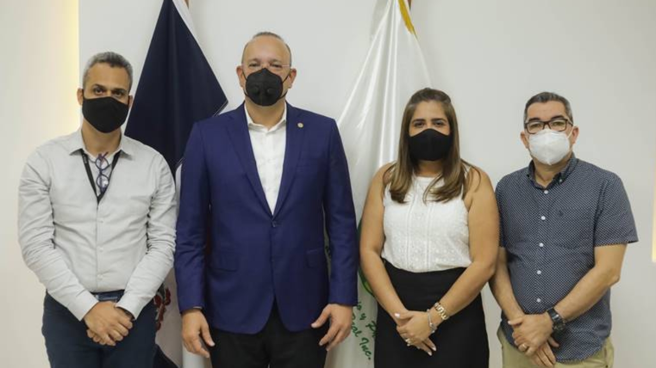 Líderes-del-sector-industrial-en-La-Vega-representantes-del-Parque-Privado-Zona-Franca-La-Vega-junto-a-Ulises-Rodriguez-Guzman_-director-general-de-Proindustria.