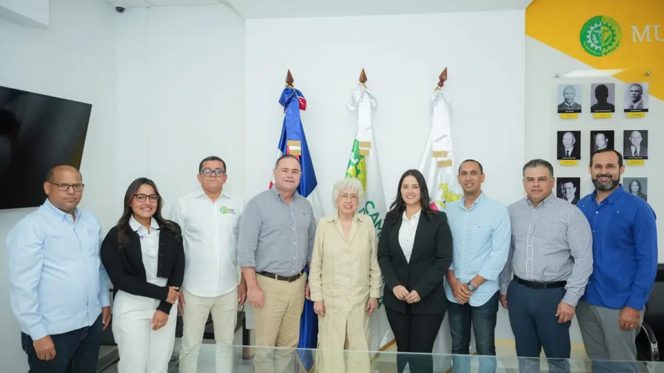 Dra. Milagros Ortiz Bosch visita la Cámara de Comercio de La Vega para promover la ética y la transparencia institucional (3)