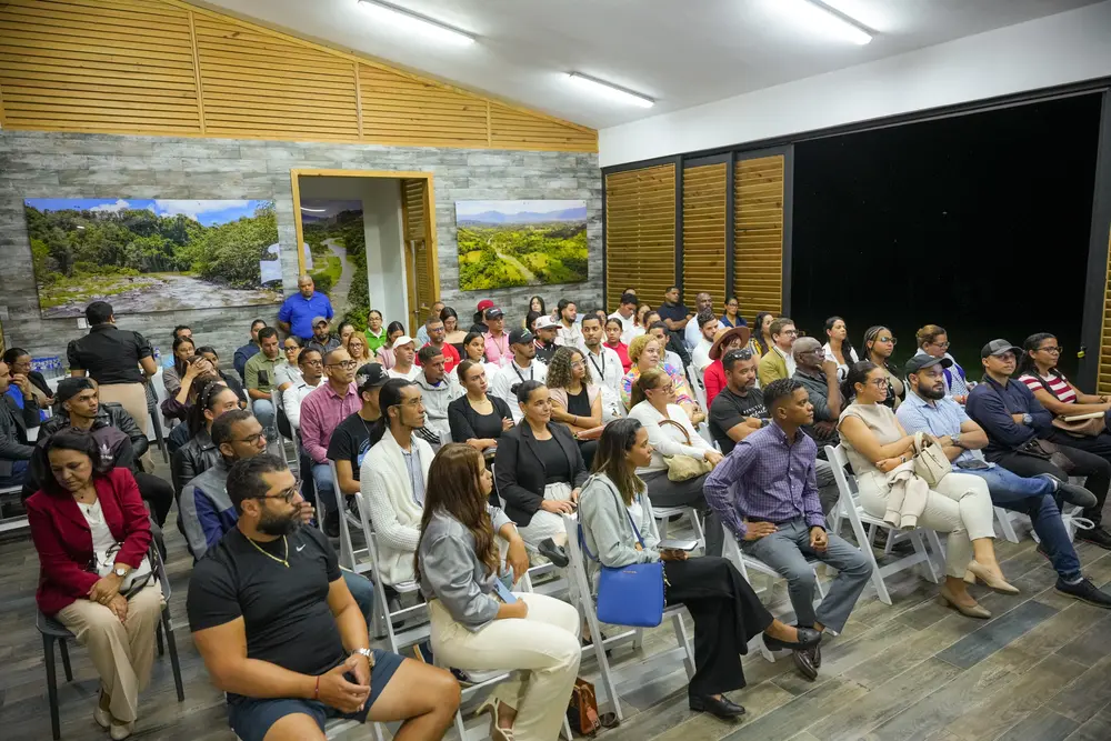 CCPLV y Ministerio de Turismo impulsa capacitación sobre liderazgo e innovación en el servicio al cliente (1)