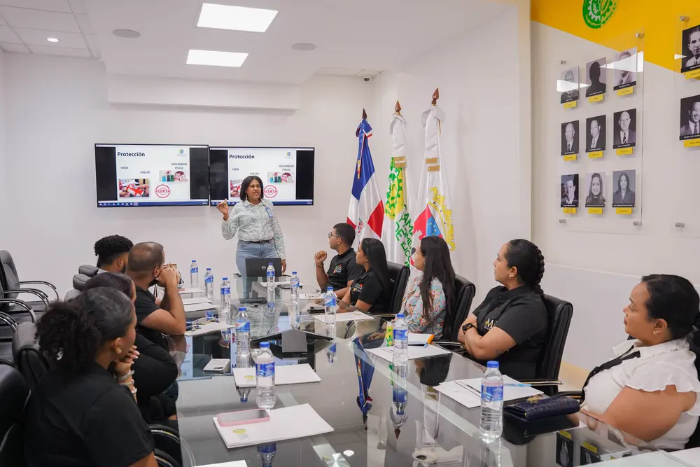 Empresarios y profesionales fortalecen sus conocimientos en Derecho del Consumidor (1)