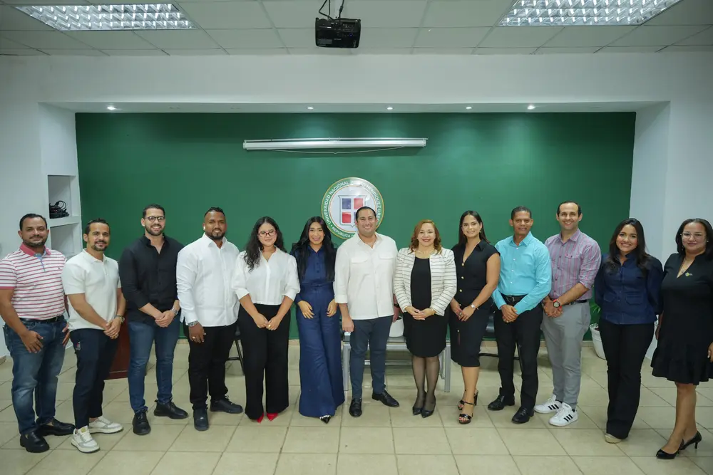 Comité de Jóvenes participan en panel sobre liderazgo en la UNPHU La Vega (1)