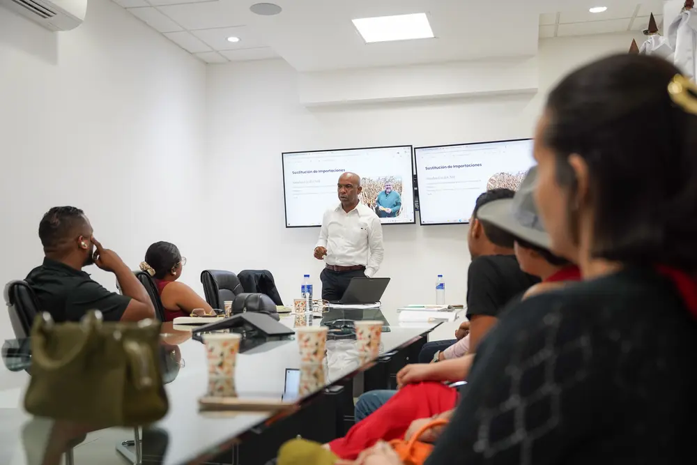 La CCPLV junto a Promipyme realizan taller sobre Asociatividad y Encadenamientos Productivos (1)