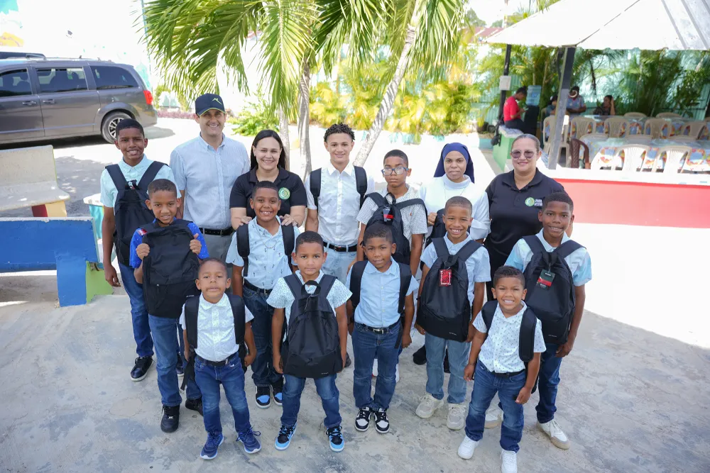 Cámara de Comercio entrega útiles escolares al Hogar del Niño Padre Fantino (3)