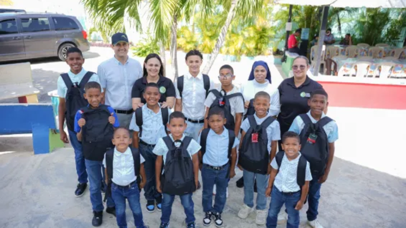 Portada - Cámara de Comercio entrega útiles escolares al Hogar del Niño Padre Fantino