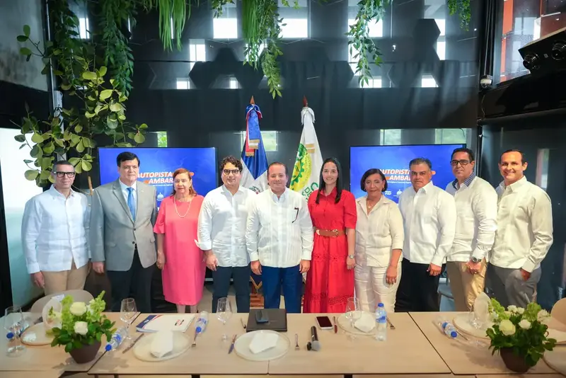 Sector empresarial de La Vega conoce detalles de la Autopista del Ámbar (5)